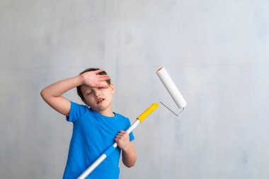 Çocuk duvarları boyamaktan yoruldu. son çalışma 