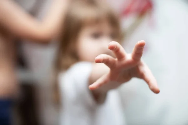 Il bambino tira la mano nella macchina fotografica. focalizzazione selettiva sulla — Foto Stock