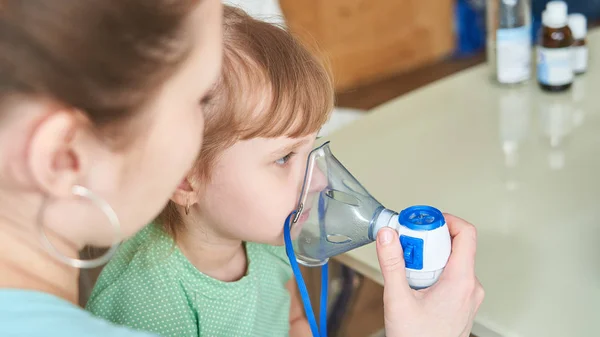 Nő inhalációs teszi a gyermek otthon. hozza a nebulizátor — Stock Fotó