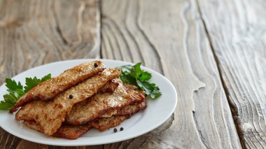 tahta bir masada bir tabakta et kızartma. ücretsiz metin alanı ile