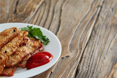 tahta bir masada bir tabakta et kızartma. ücretsiz metin alanı ile