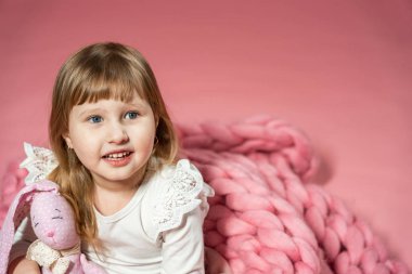 mutlu çocuk mercan pembe sürpriz ile görünüyor. Kablosuz