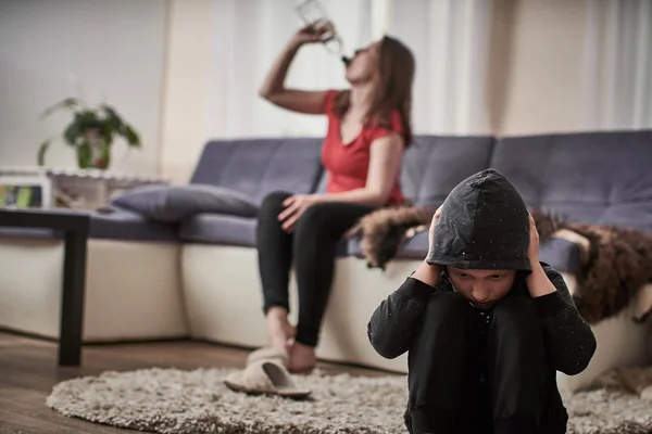 La madre beve alcolici da una bottiglia. il bambino è clos — Foto Stock