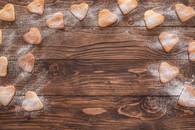 kurabiye kalp şekli ahşap bir ba üzerine pudra şekeri serpilir