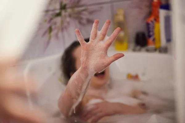 Spiare una donna in bagno che ha visto e nasconde proibire t — Foto Stock