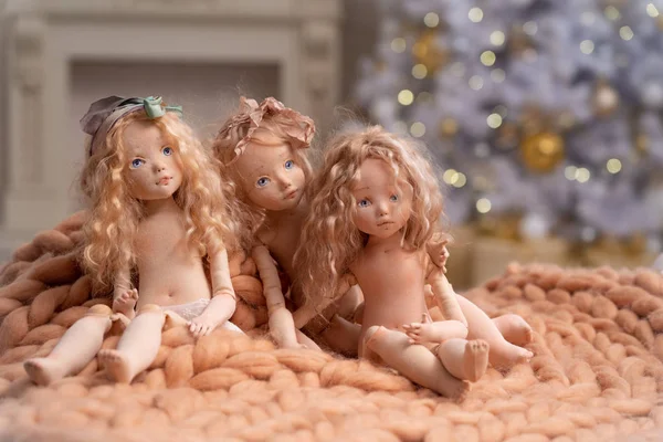 Tre dockor gjorda av händer från textilier är mycket lika Livi — Stockfoto