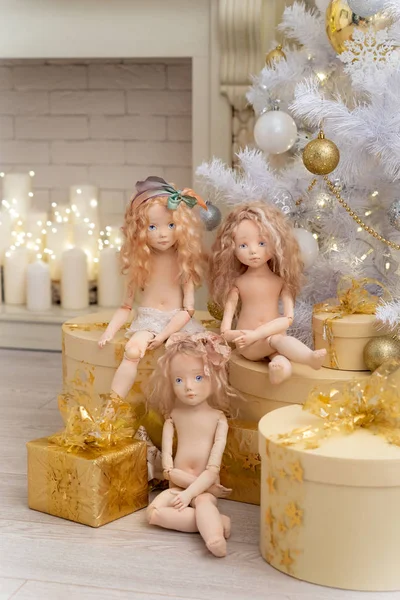 Drie poppen gemaakt door handen van textiel zijn zeer vergelijkbaar met Livi — Stockfoto