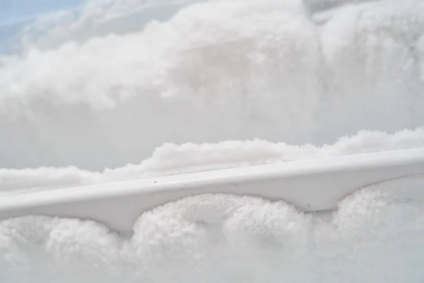 Jég a fagyasztóban. jegesedés hűtő csövek. hűtőszekrény szükséges d — Stock Fotó