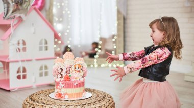 kelebekler, gingerbrea ile süslenmiş 3 yıl için doğum günü pastası