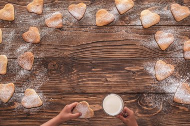 kurabiye kalp şekli ahşap bir ba üzerine pudra şekeri serpilir