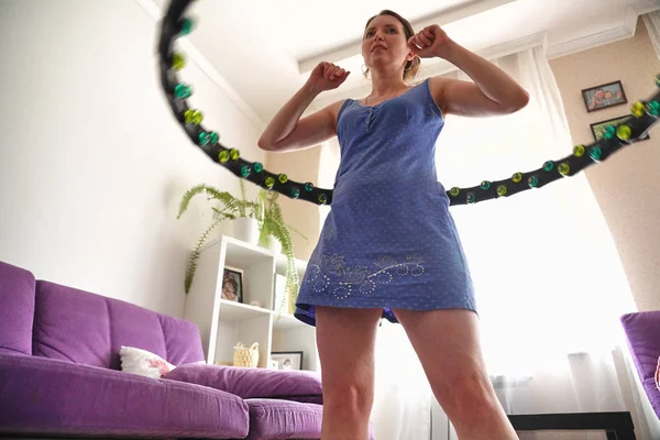 Egy nő fordul a Hula Hoop otthon. önképzés egy karika. — Stock Fotó