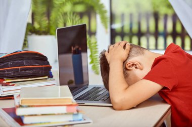 o çaresiz sembolize bilgisayarda alnını dinlenmiş