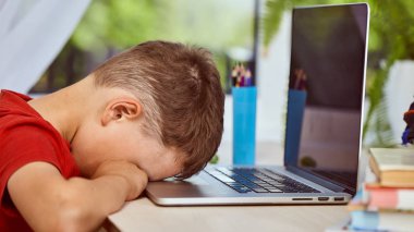 o çaresiz sembolize bilgisayarda alnını dinlenmiş