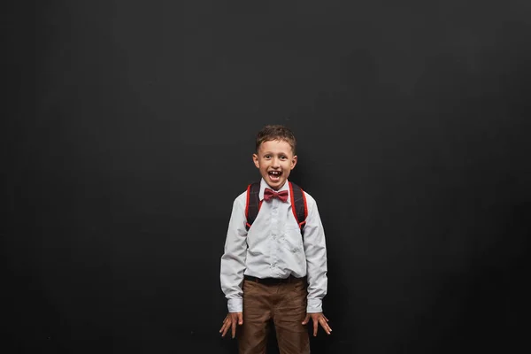 Retrato de uma criança emocional. menino estudante grita salpicos o — Fotografia de Stock