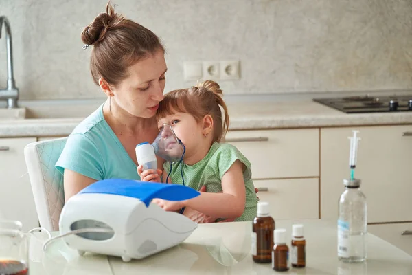 Mujer hace la inhalación a un niño en casa. trae el nebulizador —  Fotos de Stock