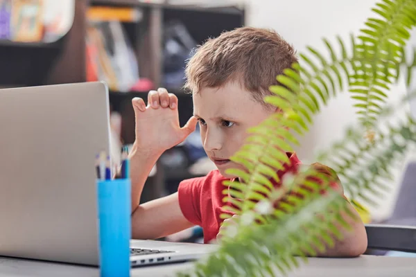 Barn söker information på Internet genom ett bärb — Stockfoto