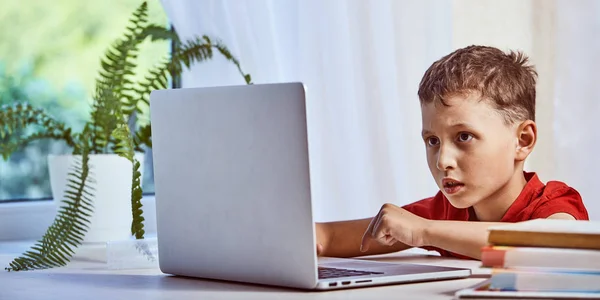 Дитина шукає інформацію в Інтернеті через lapto — стокове фото