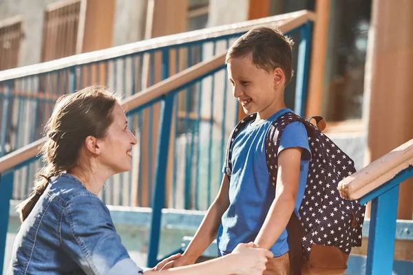 Mère accompagne l'enfant à l'école. maman encourage étudiant un — Photo