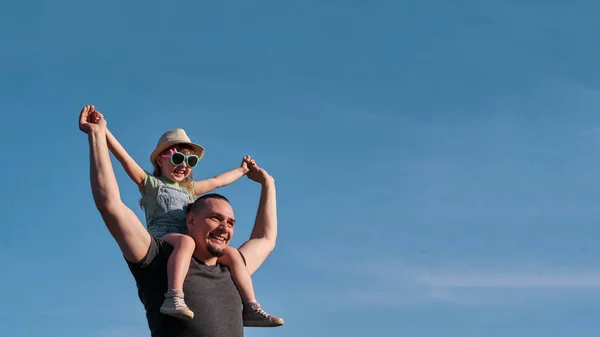 Far och dotter på axlarna gläds glatt. Dad Holding Li — Stockfoto