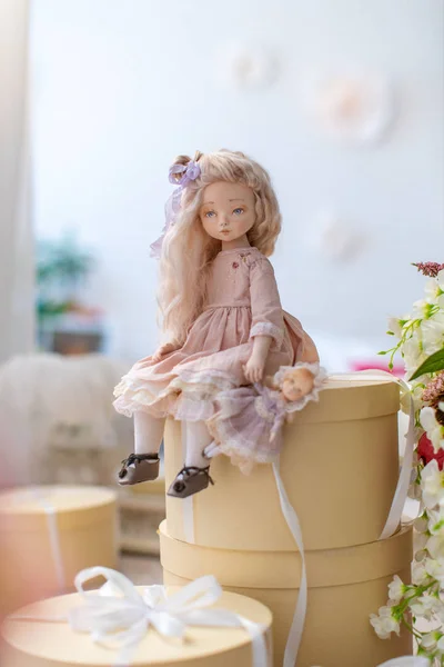 Två dockor gjorda av händer från textilier är mycket lika levande — Stockfoto
