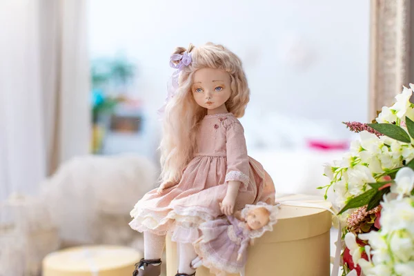 Duas bonecas feitas por mãos de têxteis são muito semelhantes à vida — Fotografia de Stock