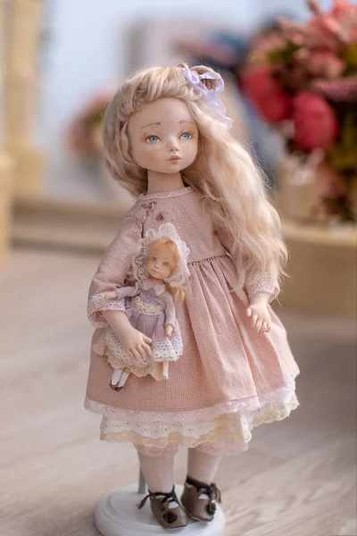 Duas bonecas feitas por mãos de têxteis são muito semelhantes à vida — Fotografia de Stock