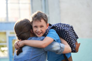 Okula dönüyoruz. Mutlu anne ve oğul kucaklamak içinde ön bu ele