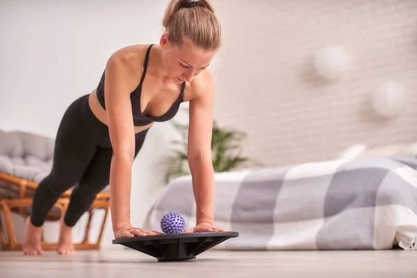 Mujer haciendo ejercicio en un balanceador de simulador especial. rubia ath — Foto de Stock