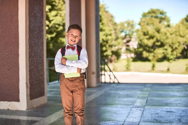 Ребенок ходит в начальную школу. портрет счастливого ребенка с — стоковое фото