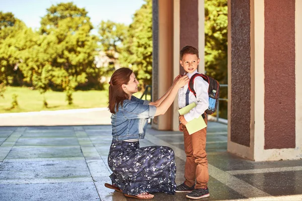 anne okula çocuk eşlik eder. anne öğrenci teşvik bir