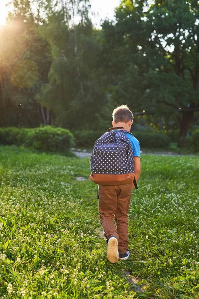 A criança vai para a escola. menino estudante vai para a escola no mo — Fotografia de Stock