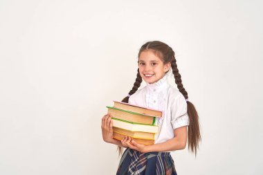 bir sırt çantası ile güzel bir küçük kız öğrencinin portresi ve 