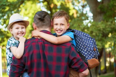 Baba ve çocukların mutlu bir ailesi. Babam, CH 'in elinde.