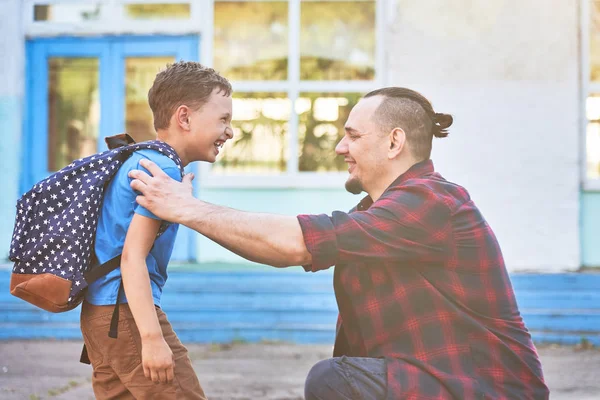 Tillbaka till skolan. Lycklig far och son framför den elementära — Stockfoto