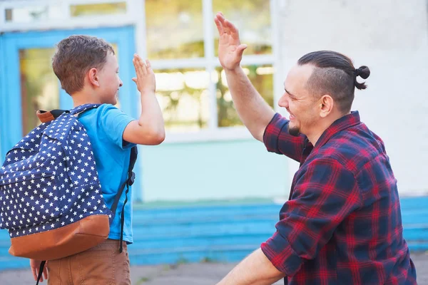 Tillbaka till skolan. Lycklig far och son är välkomna innan ELEMENTAR — Stockfoto