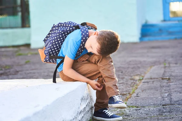 Skolpojke är deprimerad. tillbaka till skolan. första höstdagen. Th — Stockfoto