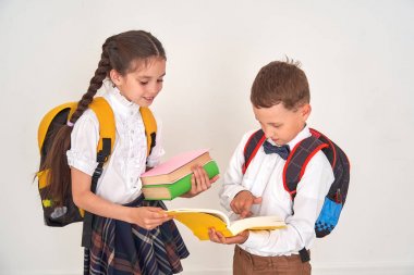 çocuk erkek ve kız öğrenciler okulda iletişim kurarlar. kız h