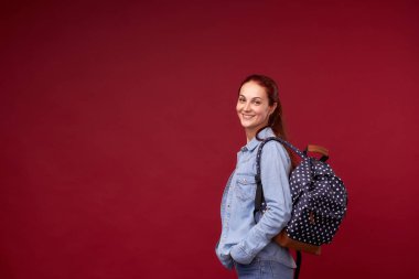 güzel kız-öğrenci. kot olumlu bir kızıl saçlı öğrenci bir