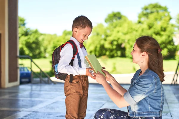 Mère accompagne l'enfant à l'école. maman encourage étudiant un — Photo