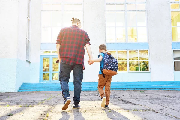 Je retourne à l'école. Heureux père et fils vont à l'école primaire . — Photo