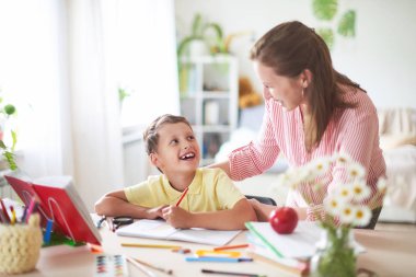 Annem ders yapmak için oğul yardımcı olur. ev okullama, ev dersleri. TH
