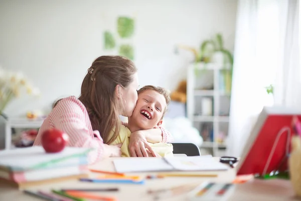 Annem ders yapmak için oğul yardımcı olur. ev okullama, ev dersleri. TH
