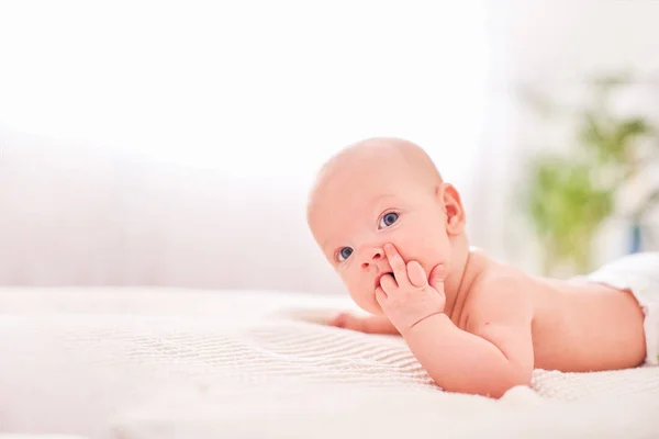 Ağzında eli olan bir bebek. çocuklarda diş çıkarma. emme r — Stok fotoğraf
