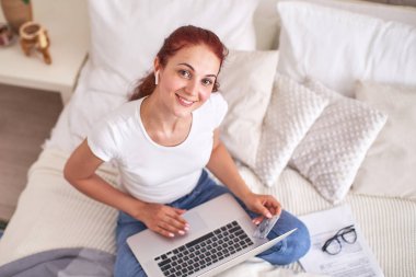 güzel genç kız gülümseyen ve bir banka kartı ve laptop tutarak 
