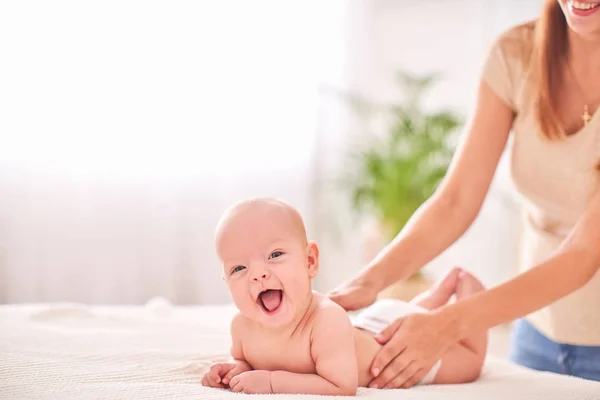 Jimnastik bebek. kadın geliştirmek için bebek ile egzersizleri yapıyor — Stok fotoğraf
