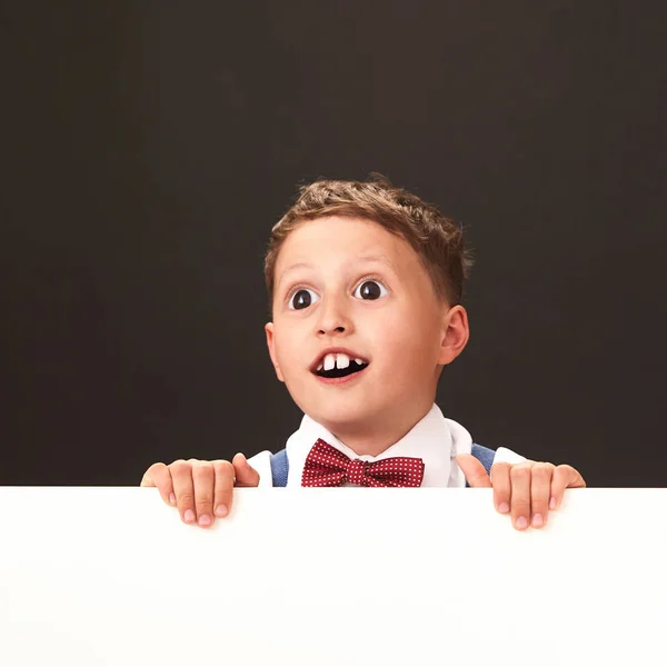 Un niño sorprendentemente feliz con ojos enormes. caricatura de la emoción t — Foto de Stock