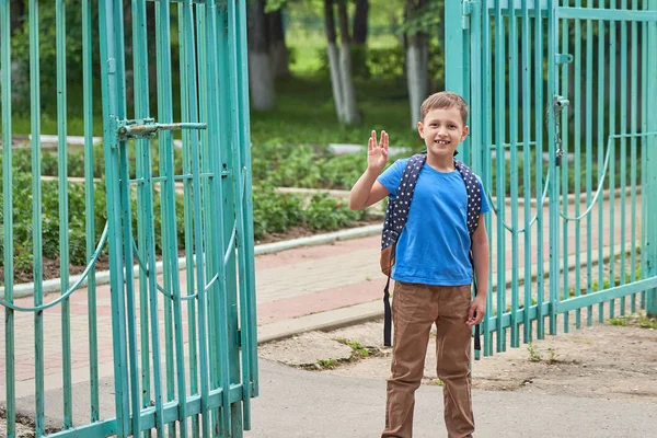 El niño va a la escuela. chico escolar va a la escuela en el mo — Foto de Stock