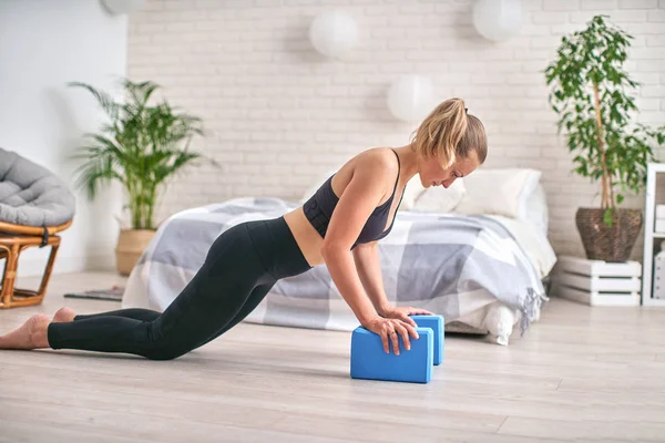 Side view profile of well-shaped athlete. She is staying in plan — Stock Photo, Image