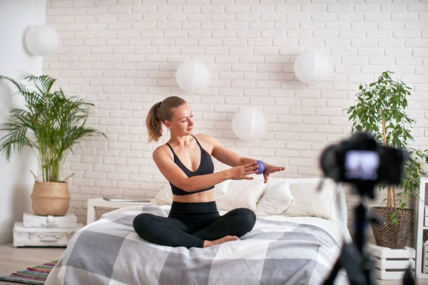 online akış antrenörü tekniği egzersiz masaj topu gösterir. Rahatla