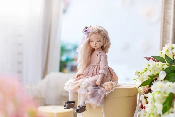 Zwei Puppen, die von Hand aus Textilien gefertigt wurden, sind dem Leben sehr ähnlich — Stockfoto